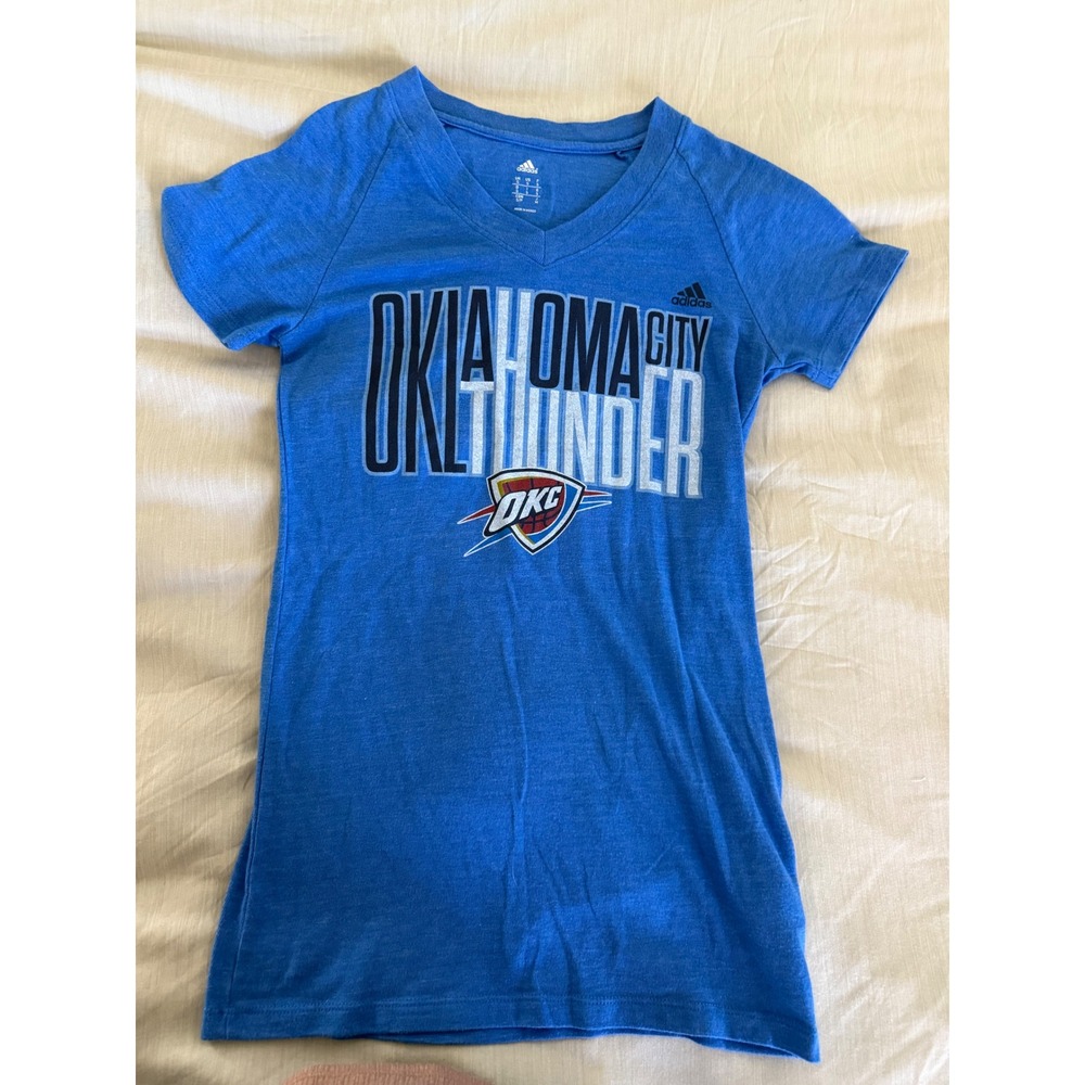 Adidas OKC Thunder Women's V-Neck T-Shirt Blue Graphic Tee Size Small NBA